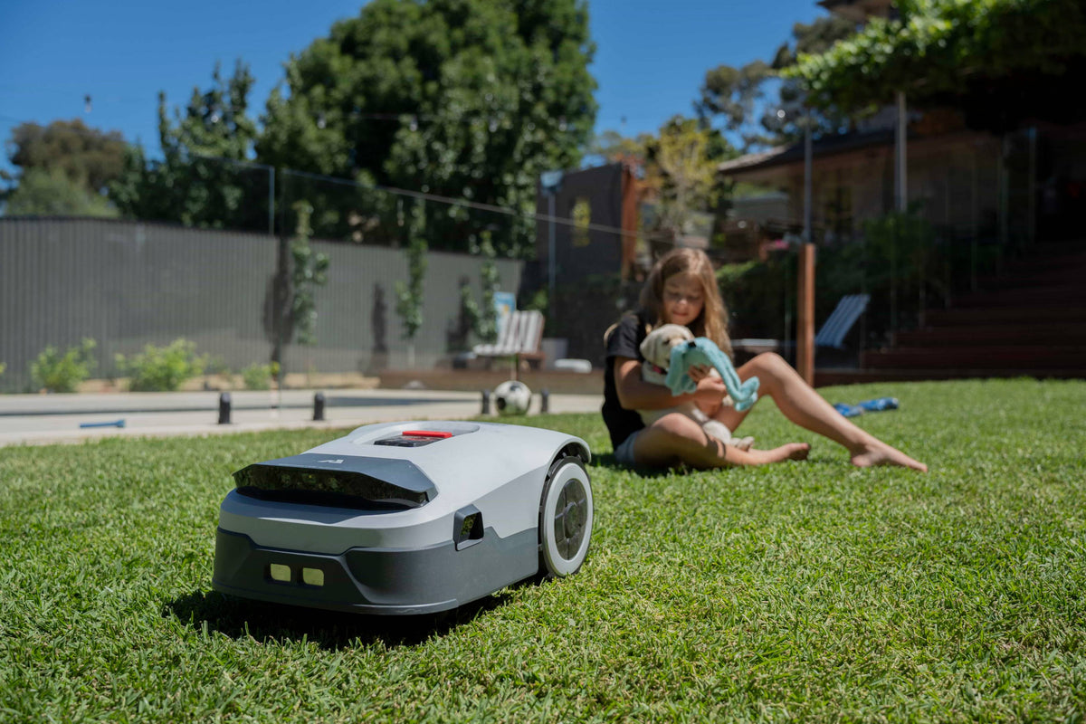 We tested the Anthbot Genie 3000 robot lawn mower: quick installation, discreet efficiency and zero hassles on a daily basis