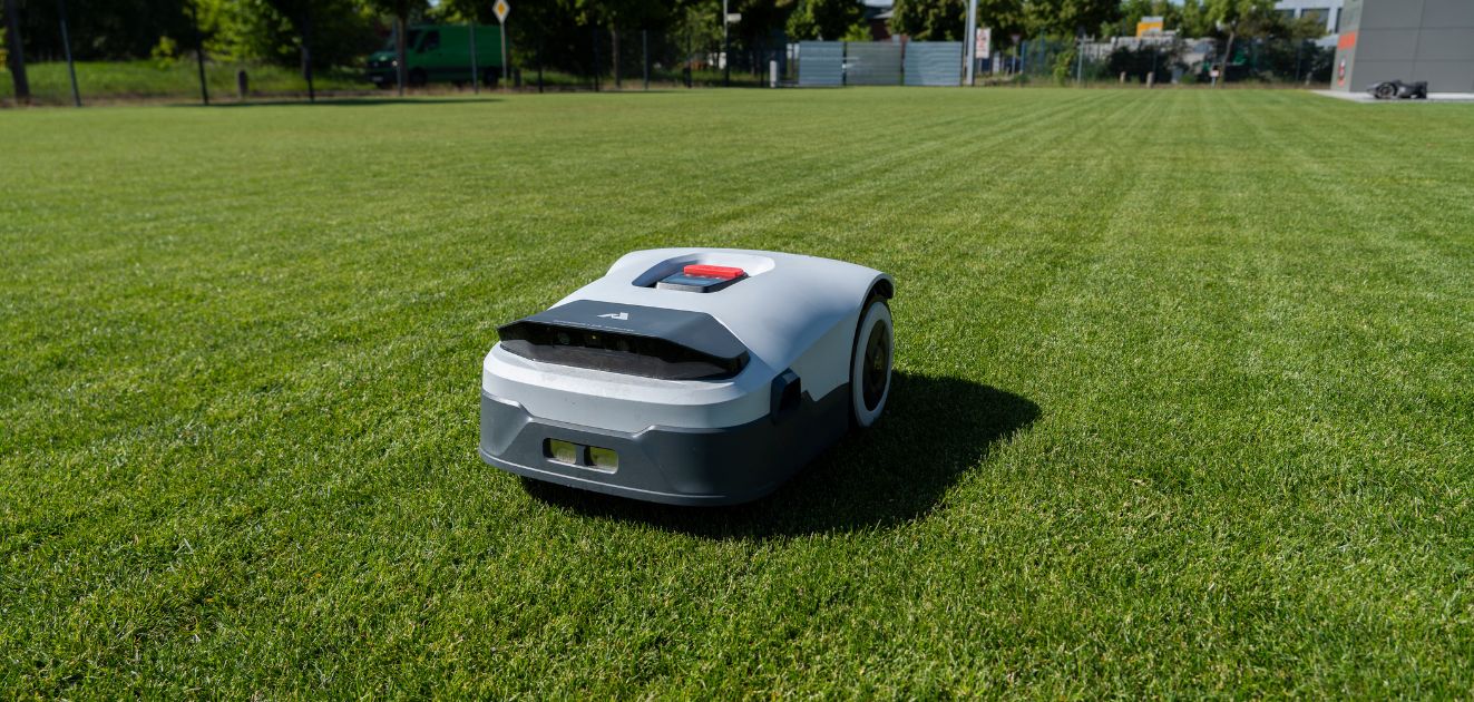 <p>Why Robotic Lawn Mowers Are the Future?</p>