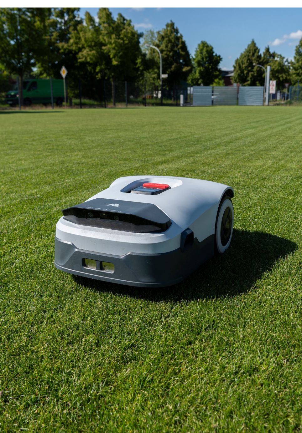 <p>Why Robotic Lawn Mowers Are the Future?</p>